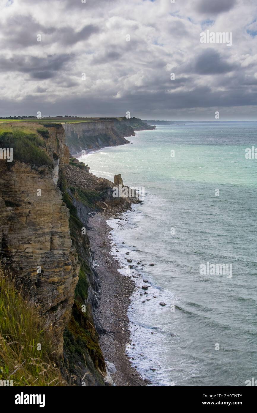vista panoramica sulle ripide scogliere sull'oceano blu Foto Stock
