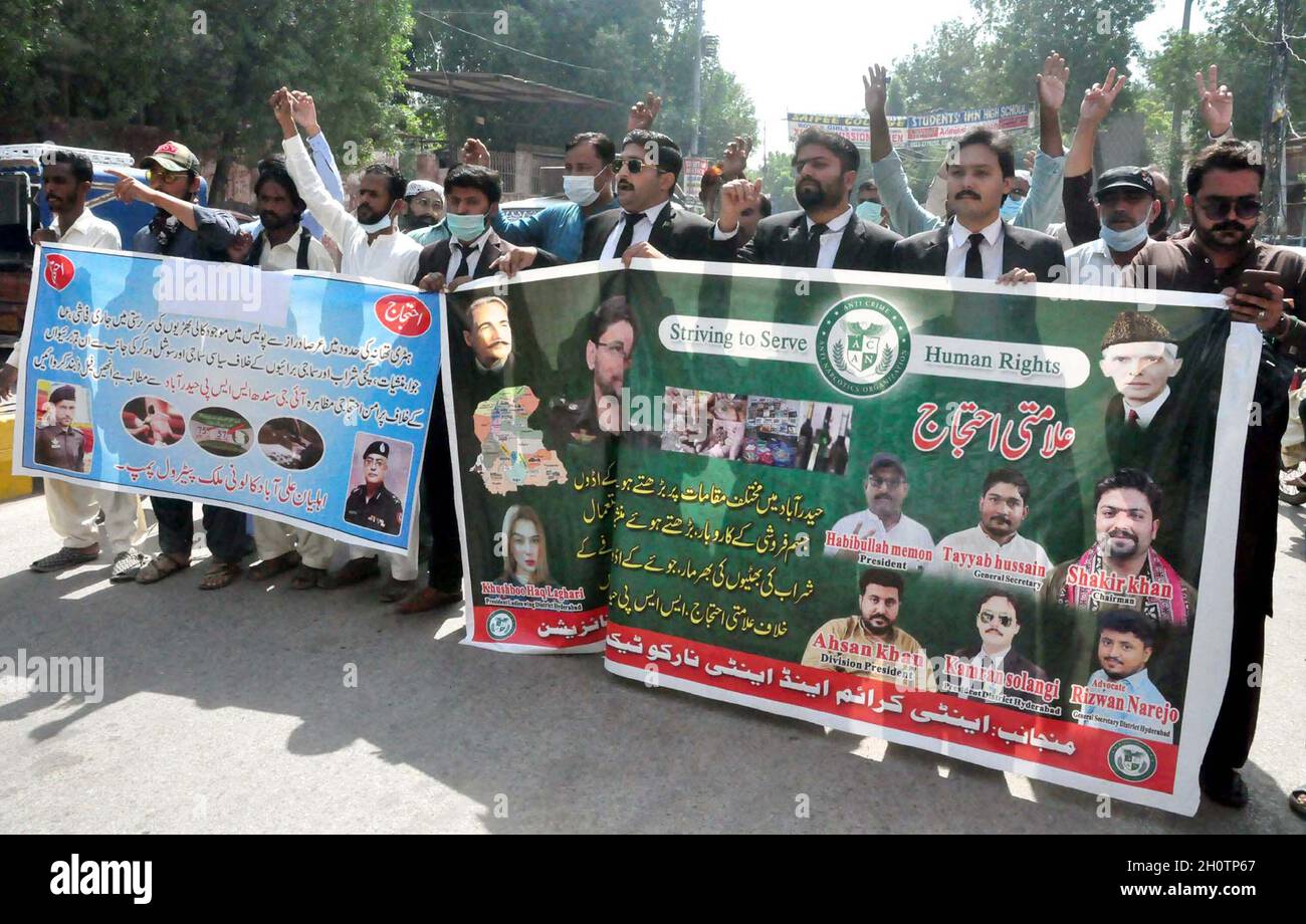 I membri della Anti-Crime and Anti-Narcotics Organization stanno organizzando una manifestazione di protesta contro il traffico di droga e l'alta mafia della droga, presso il press club di Hyderabad giovedì 14 ottobre 2021. Foto Stock