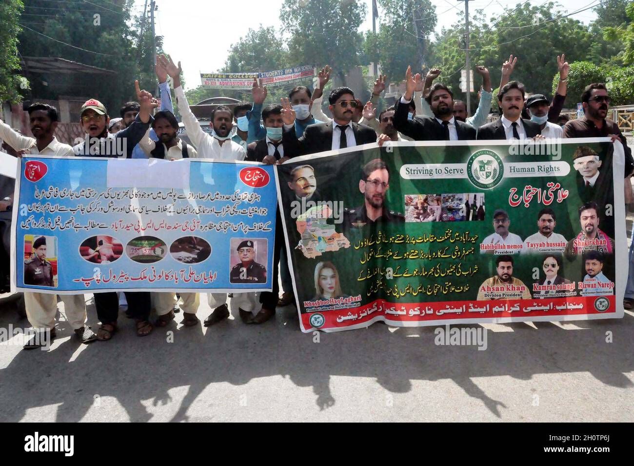 I membri della Anti-Crime and Anti-Narcotics Organization stanno organizzando una manifestazione di protesta contro il traffico di droga e l'alta mafia della droga, presso il press club di Hyderabad giovedì 14 ottobre 2021. Foto Stock