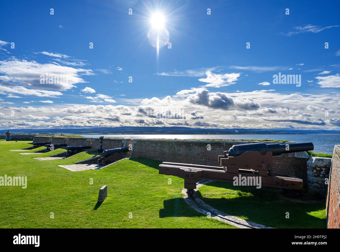 Pistole sui merli a Fort George guardando oltre il Moray Firth, vicino Inverness, Scozia, Regno Unito Foto Stock