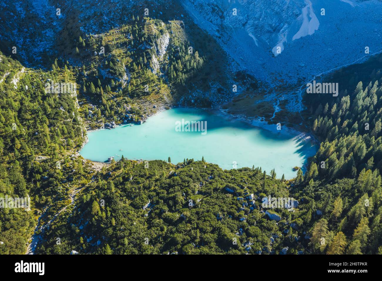 Veduta aerea della montagna turchese Lago Sorapiss nelle Dolomiti, Italia Foto Stock