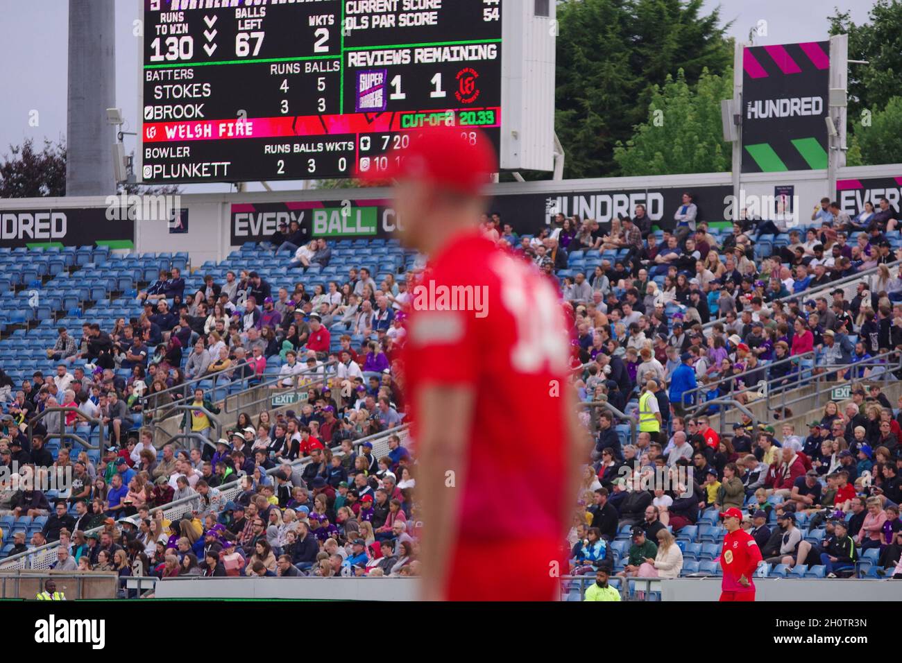 Leeds, Inghilterra, 24 luglio 2021. Il tabellone e la folla a un centinaio di matematica a Headingley. Il fuoco gallese è in fiamme. Credit Colin Edwards Foto Stock