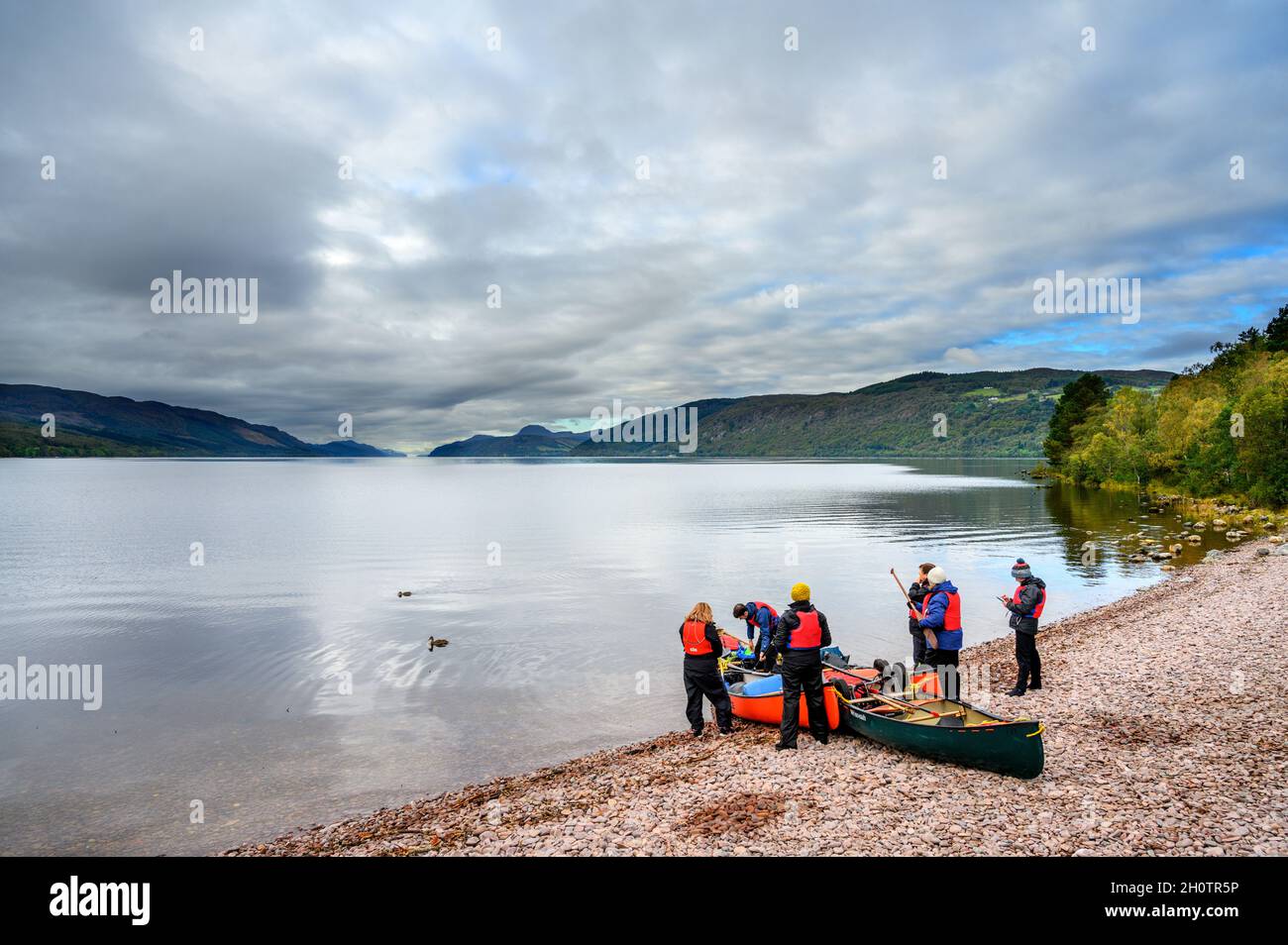 Canoisti a Loch Ness, Dores Beach, Dores, vicino a Inverness, Scozia Foto Stock