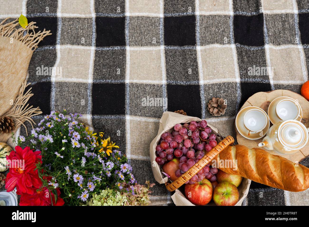 picnic nella foresta autunnale con fiori, zucche, mele. vacanza autunnale Foto Stock