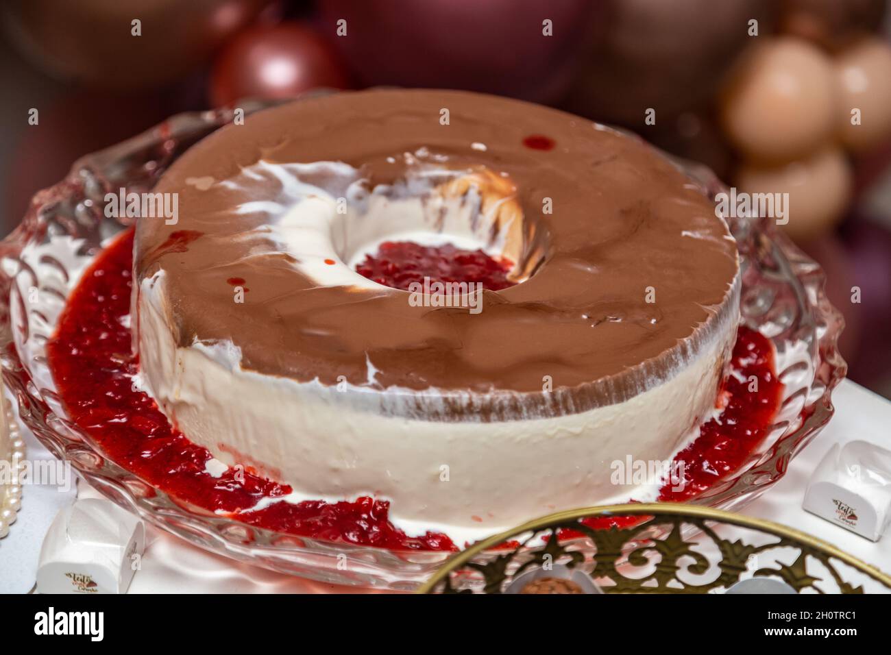 Torta di gelato al tavolo del buffet a festa. Foto Stock
