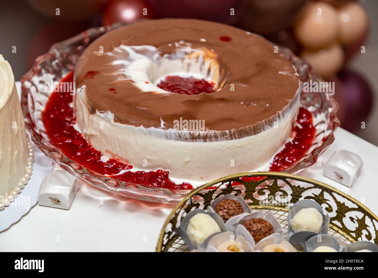 Torta di gelato al tavolo del buffet a festa. Foto Stock