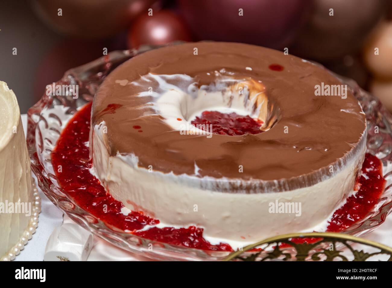 Torta di gelato al tavolo del buffet a festa. Foto Stock