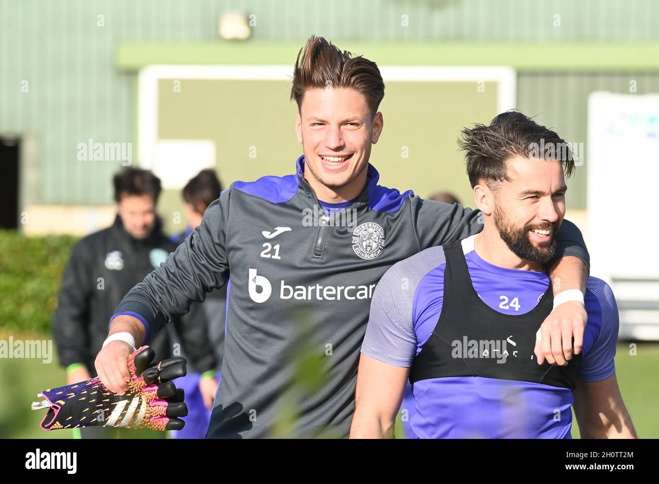 Tranent, Ormiston, East Lothian.Scotland. UK 14 Ott 21 il custode iberniano Kevin Dabrowski e Darren McGregor condividono una battuta durante la sessione di allenamento per la partita Dundee Utd. Credit: eric mccowat/Alamy Live News Foto Stock