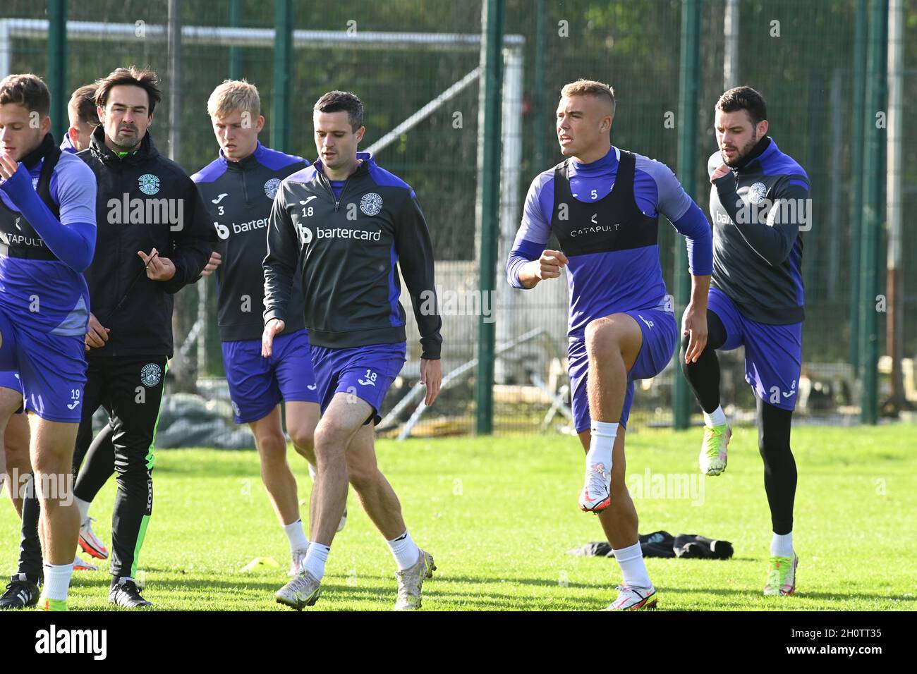 Tranent, Ormiston, East Lothian.Scotland. UK 14 ott 21 allenatore Hibernian FC, Colin Clancy (a sinistra) con Josh Doig, Jamie Murphy, Ryan Porteous, & Drey Wright sessione di allenamento per Dundee Utd match . Credit: eric mccowat/Alamy Live News Foto Stock