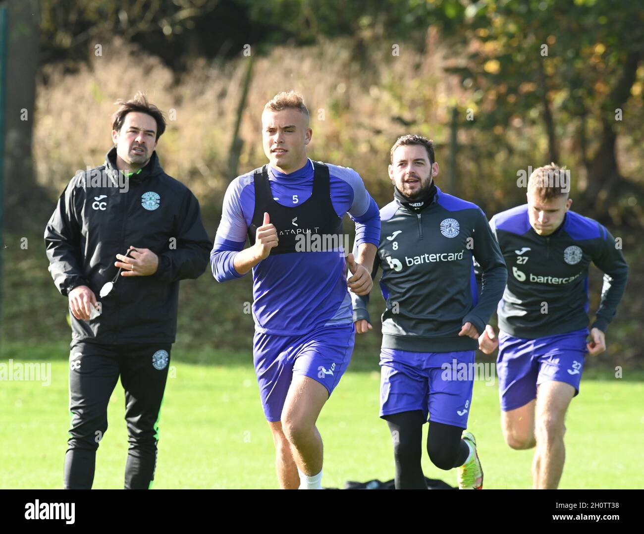 Tranent, Ormiston, East Lothian.Scotland. Allenatore di fitness Hibernian FC, Colin Clancy (a sinistra) con Ryan Porteous, Drey Wright e Chris Cadden sessione di allenamento per Dundee Utd Match Credit: eric mccowat/Alamy Live News Foto Stock