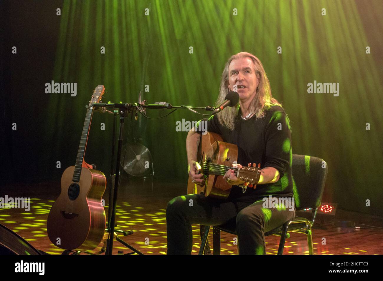 Justin Sullivan solista live performance Phoenix Exeter UK Foto Stock