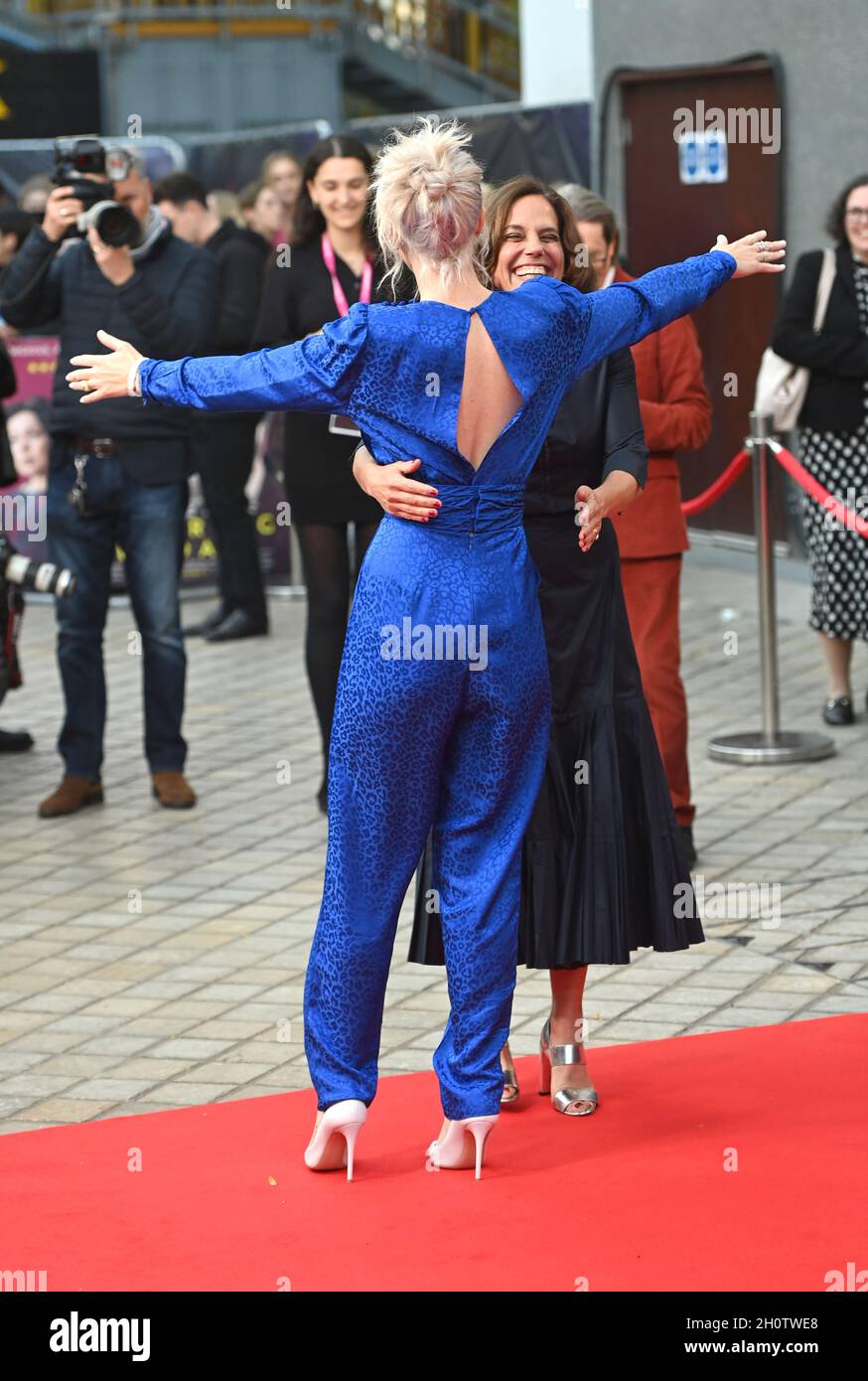 La foto deve essere accreditata ©Alpha Press 079965 14/10/2021 Elizabeth Karlsen ed Eva Husson Mothering Sunday Premiere durante il BFI London Film Festival 2021 a Londra Foto Stock