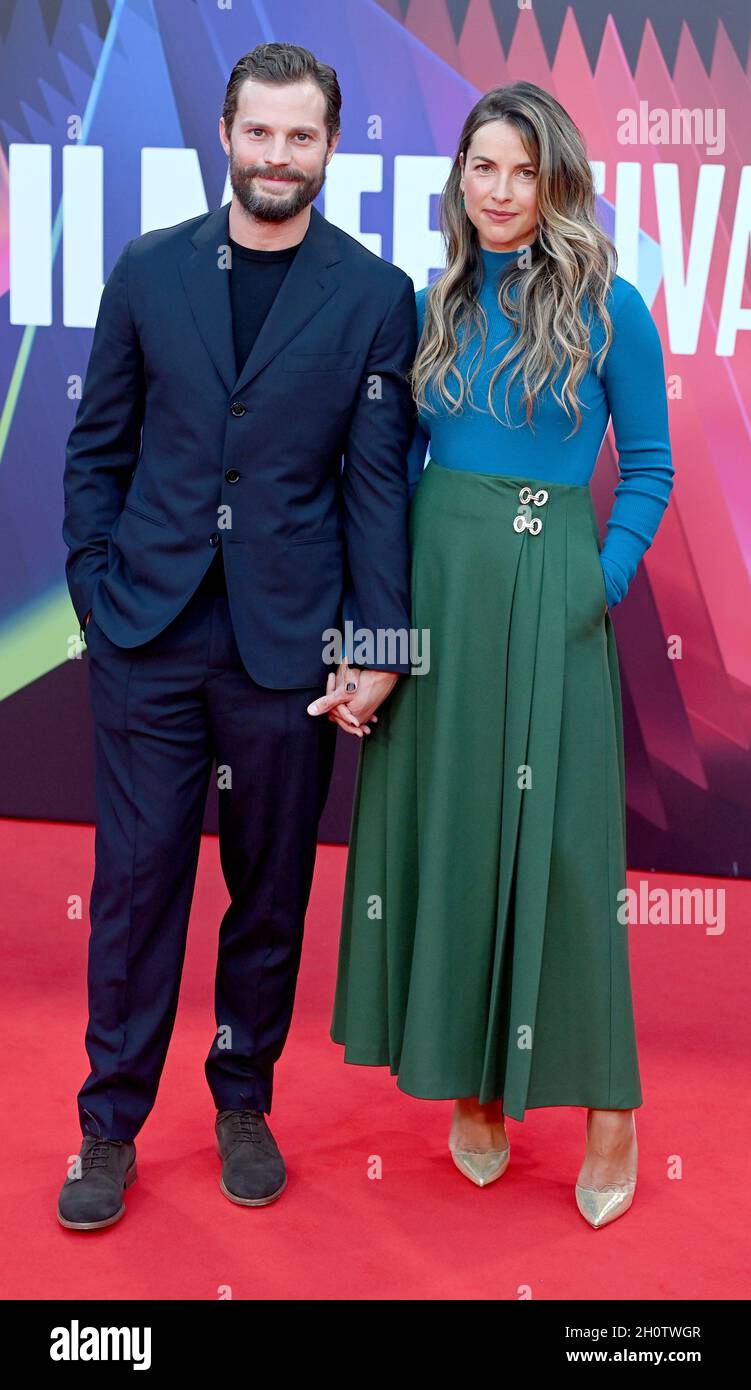 La foto deve essere accreditata ©Alpha Press 079965 12/10/2021 Jamie Dornan e la moglie Amelia Warner al Belfast Premiere durante il BFI London Film Festival 2021 a Londra Foto Stock