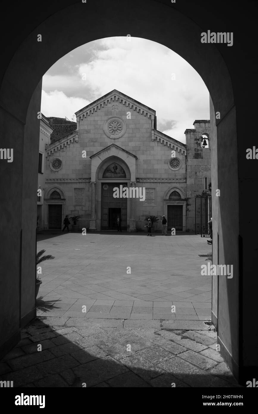 Sorrento-Castellammare arcidiocesi visto da un antico arco, Italia. Effetto bianco e nero Foto Stock