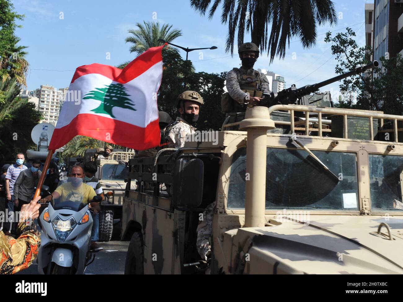 Beirut, Libano. 14 Ott 2021. I soldati sono visti nella zona degli scontri nella zona di Tayouneh a Beirut, Libano, giovedì 14 ottobre 2021. Gli scontri armati scoppiarono a Beirut giovedì durante la protesta contro il giudice principale che indagava l'esplosione massiccia dell'anno scorso nel porto della città, mentre le tensioni sulla sonda domestica si estenuarono. Foto di Jamal Eddine/ Credit: UPI/Alamy Live News Foto Stock