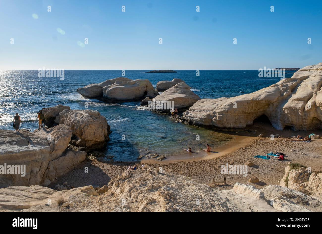 Spiaggia appartata e formazioni rocciose calcaree, grotte marine, Peyia, regione di Paphos, Cipro. Foto Stock