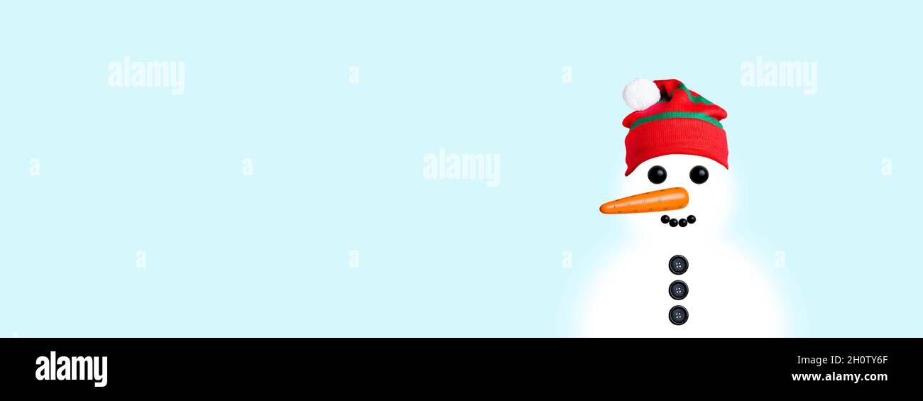 Snowman su sfondo blu, isolare, banner. Concetto di Natale Foto Stock