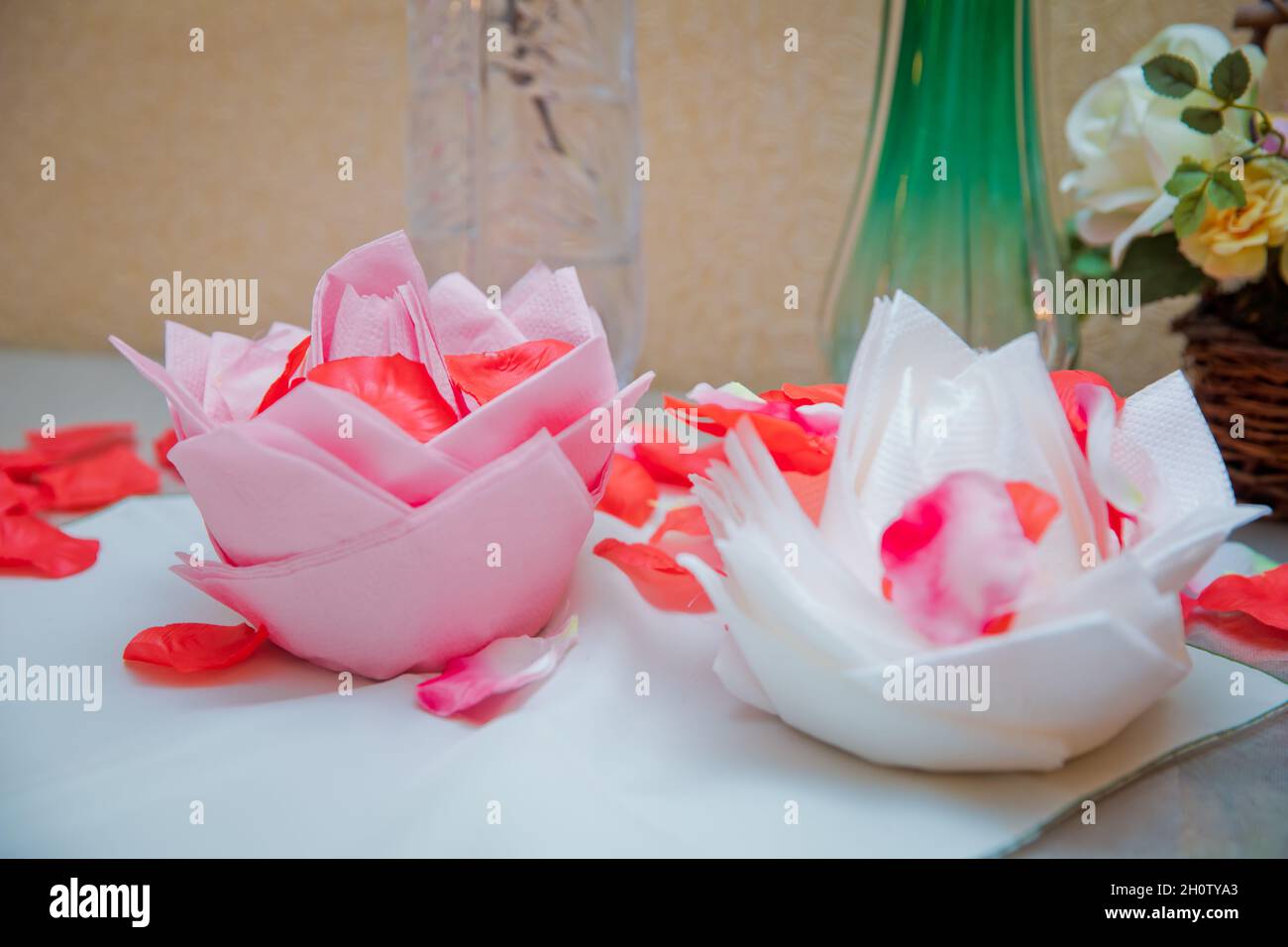 Fiori bianchi e rosa su tovaglioli. Bel fiore origami fatto di tovagliolo  su sfondo bianco . Petali di una rosa rossa Foto stock - Alamy