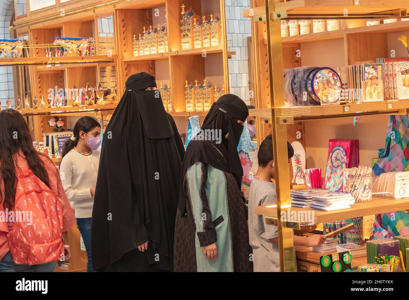 Barcellona, Spagna - 19 settembre 2021: Le donne musulmane che indossano un Burka, abbigliamento tradizionale indossato da donne in alcuni paesi islamici, stanno facendo shopping in a s Foto Stock