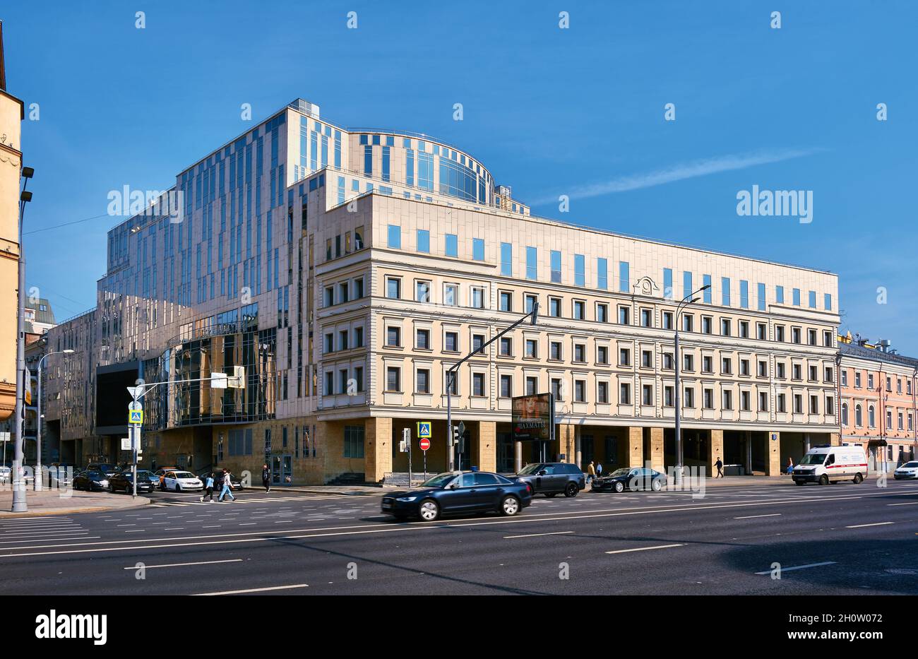 Vista del nuovo edificio del Teatro di Mosca di Oleg Tabakov su Piazza Malaya Sukharevskaya, punto di riferimento: Mosca, Russia - 13 settembre 2021 Foto Stock