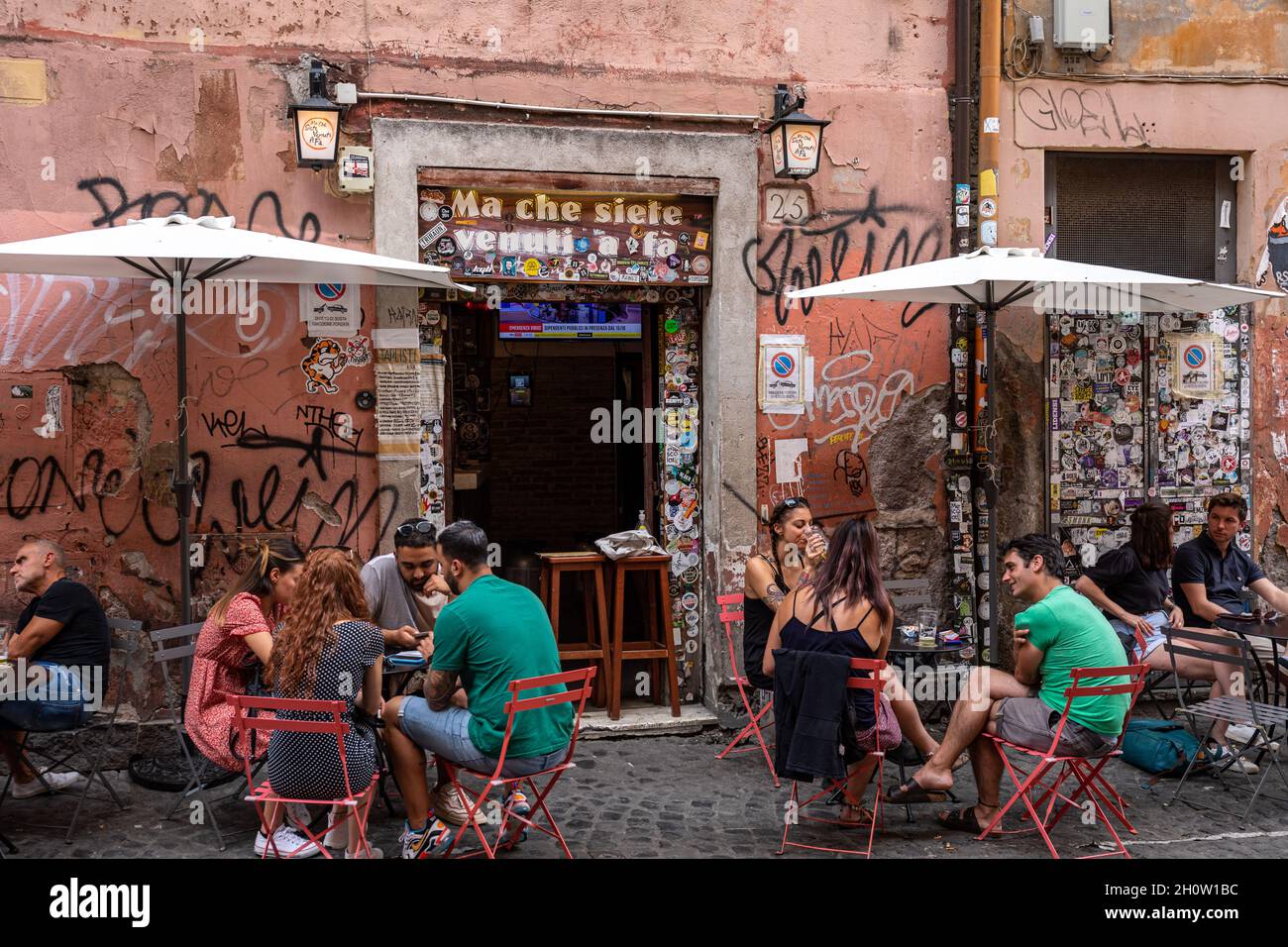 La gente gode di birra artigianale di fronte a ma che Siete a fà, una birreria artigianale nel quartiere Trastevere di Roma, Italia Foto Stock