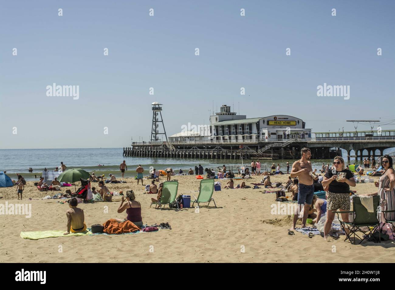 spiaggia a Bournemouth in giornata di sole Foto Stock