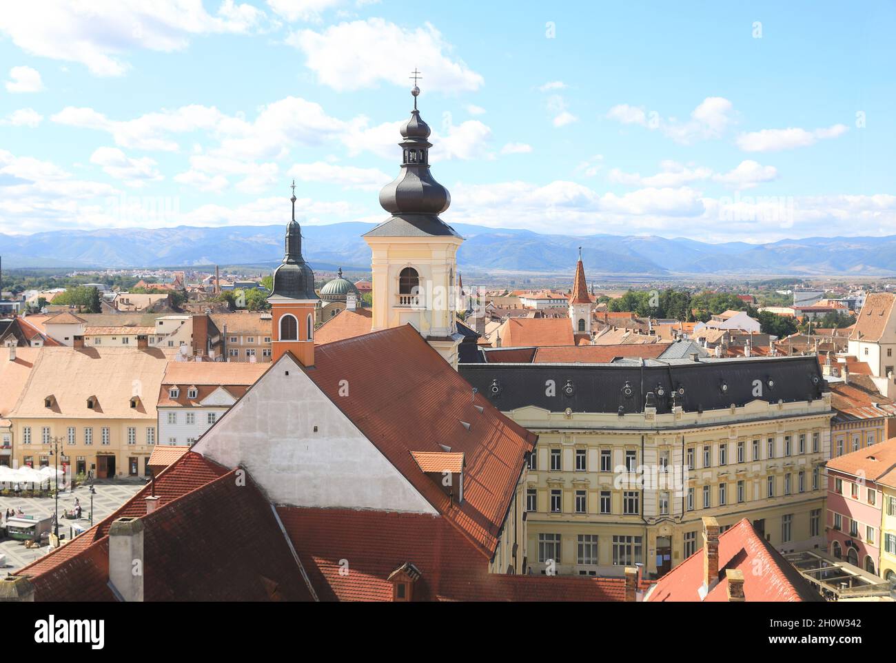 Vista dalla Torre del Concilio sulla città vecchia e verso la torre della chiesa cattolica della Santissima Trinità, in Sibiu, Transilvania, Romania Foto Stock