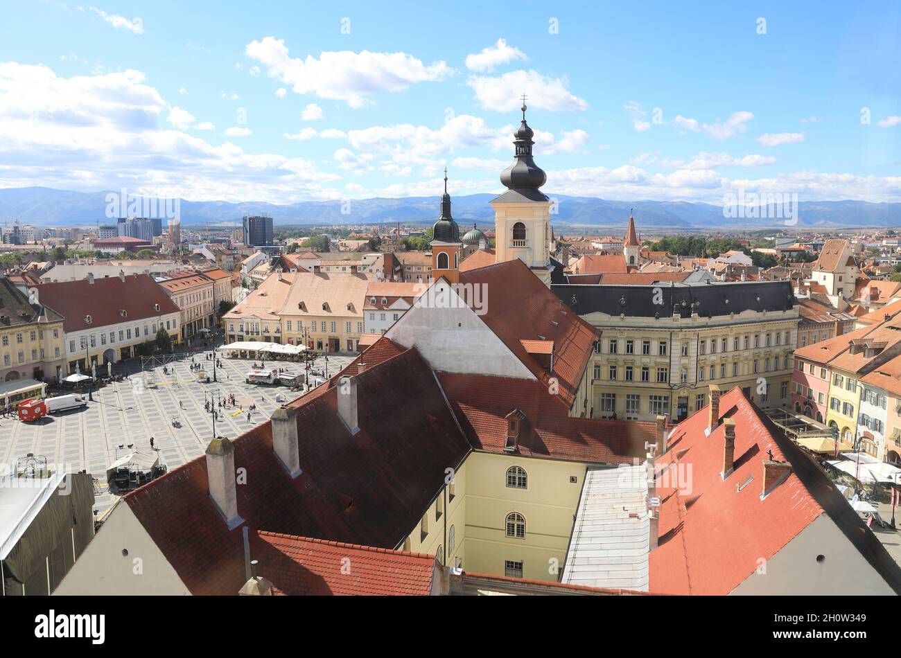Vista dalla Torre del Concilio sulla città vecchia e verso la torre della chiesa cattolica della Santissima Trinità, in Sibiu, Transilvania, Romania Foto Stock