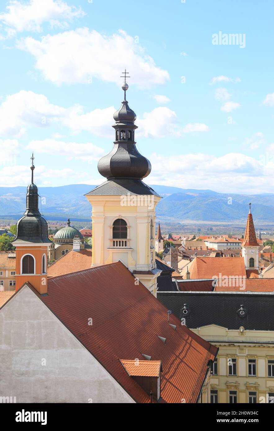 Vista dalla Torre del Concilio sulla città vecchia e verso la torre della chiesa cattolica della Santissima Trinità, in Sibiu, Transilvania, Romania Foto Stock