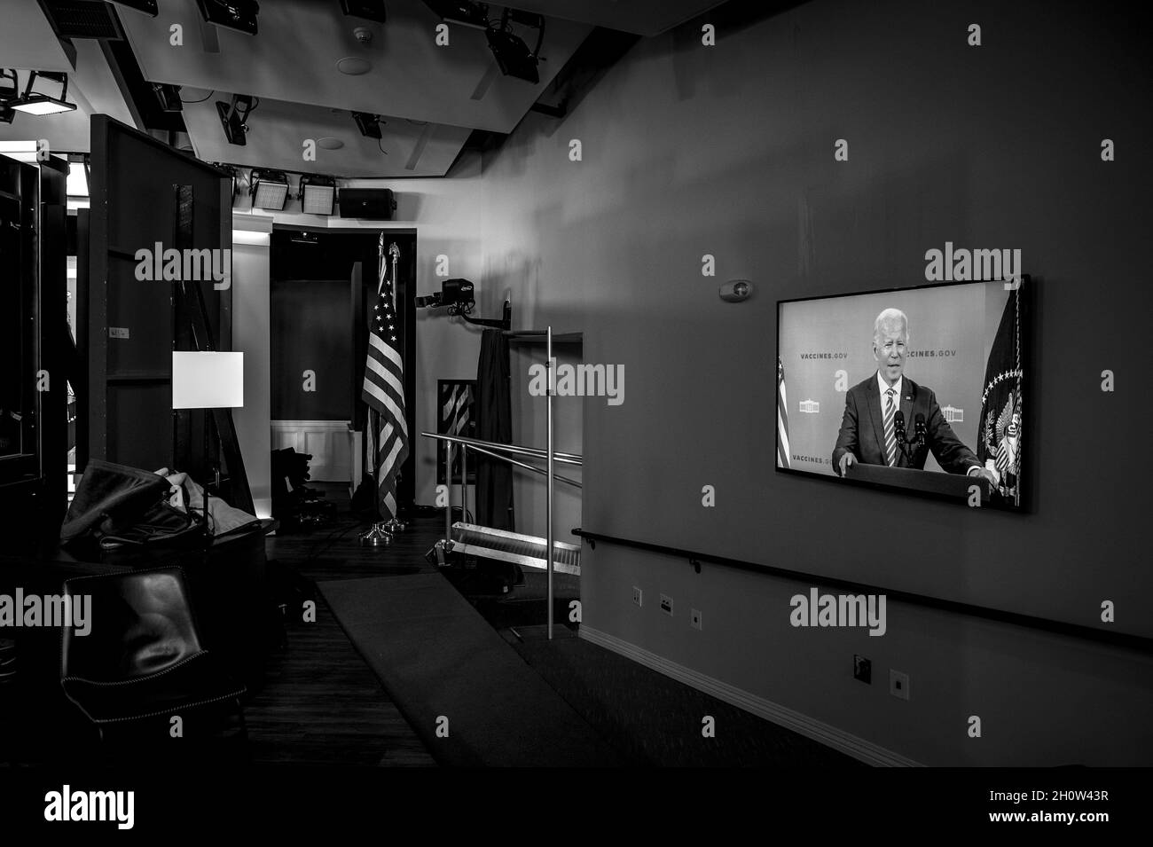 Washington, Vereinigte Staaten. 14 Ott 2021. Il presidente degli Stati Uniti Joe Biden fornisce un aggiornamento sulla risposta COVID-19 e sul programma di vaccinazione nell'Auditorium del South Court nel campus della Casa Bianca a Washington, DC, giovedì 14 ottobre 2021. Credit: Rod Lammey/CNP/dpa/Alamy Live News Foto Stock