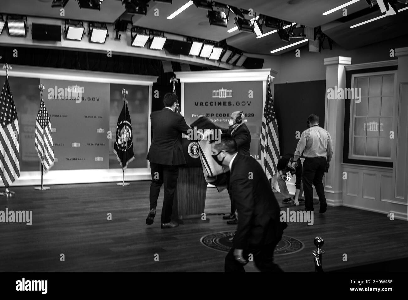 I membri del personale chiudono il palco dopo l'aggiornamento del Presidente degli Stati Uniti Joe Biden sulla risposta COVID-19 e il programma di vaccinazione nell'Auditorium del South Court nel campus della White House a Washington, DC, giovedì 14 ottobre 2021. Credit: Rod Lammey/CNP /MediaPunch Foto Stock