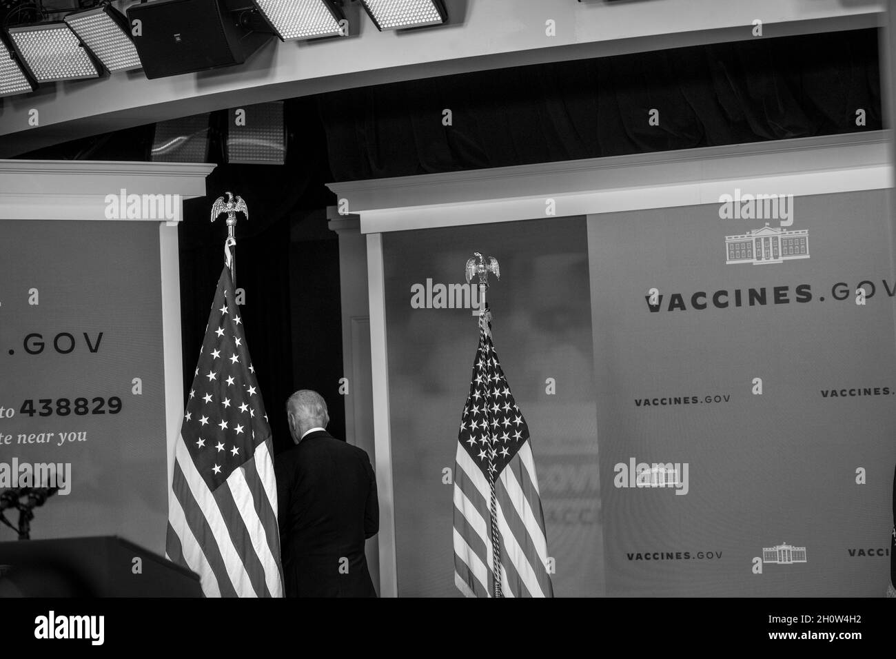 Il presidente degli Stati Uniti Joe Biden parte dal palco dopo il suo aggiornamento sulla risposta COVID-19 e il programma di vaccinazione nel South Court Auditorium nel campus della Casa Bianca a Washington, DC, giovedì 14 ottobre 2021. Credit: Rod Lammey/CNP /MediaPunch Foto Stock
