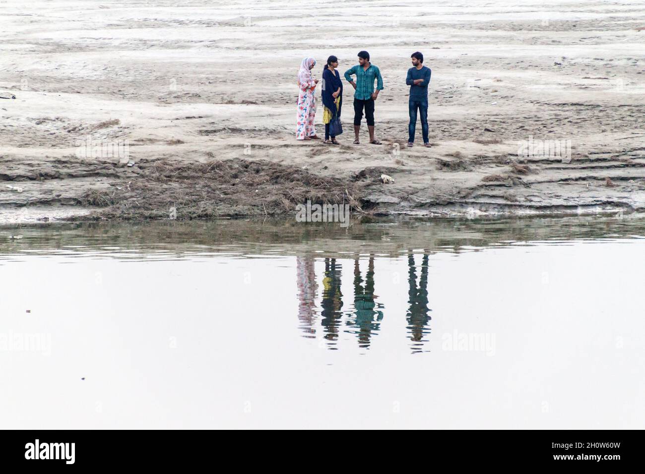 RAJSHAHI, BANGLADESH - 9 NOVEMBRE 2016: Popolazione locale sulla costa del fiume Padma in Rajshahi, Bangladesh Foto Stock