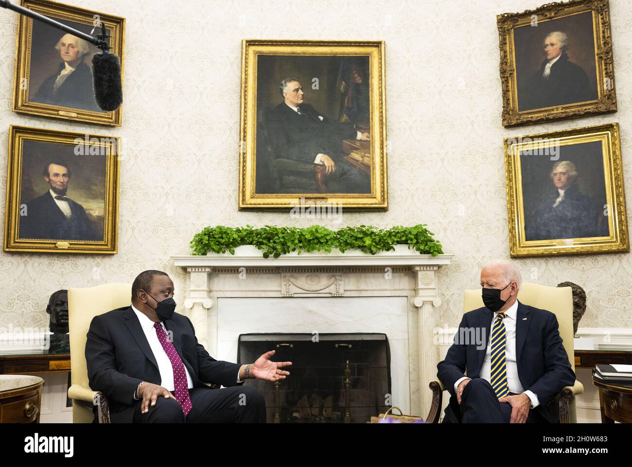 Washington, Stati Uniti. 14 Ott 2021. Il Presidente Joe Biden incontra Uhuru Kenyatta, Presidente della Repubblica del Kenya presso l'Ufficio ovale della Casa Bianca di Washington, DC giovedì 14 ottobre 2021. Pool Photo by Doug Mills/UPI Credit: UPI/Alamy Live News Foto Stock