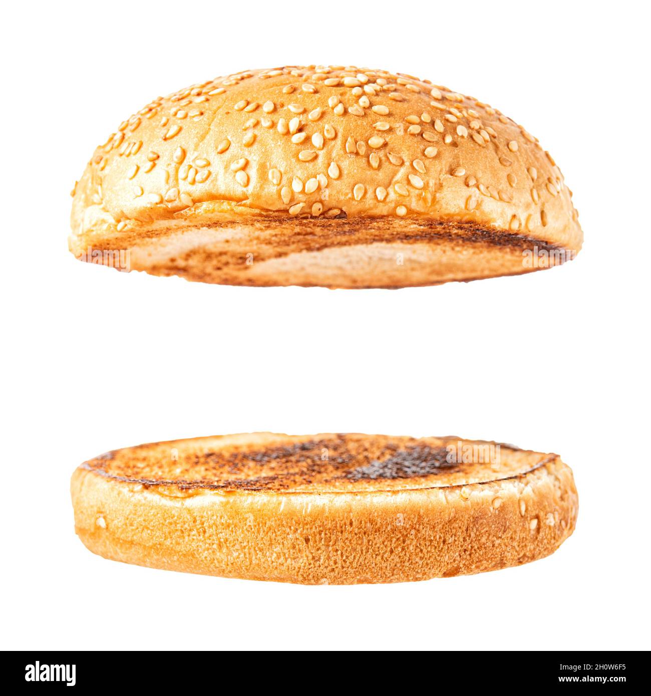 Hamburger fresco e gustoso pane isolato su sfondo bianco. Sfondo alimentare. Foto Stock