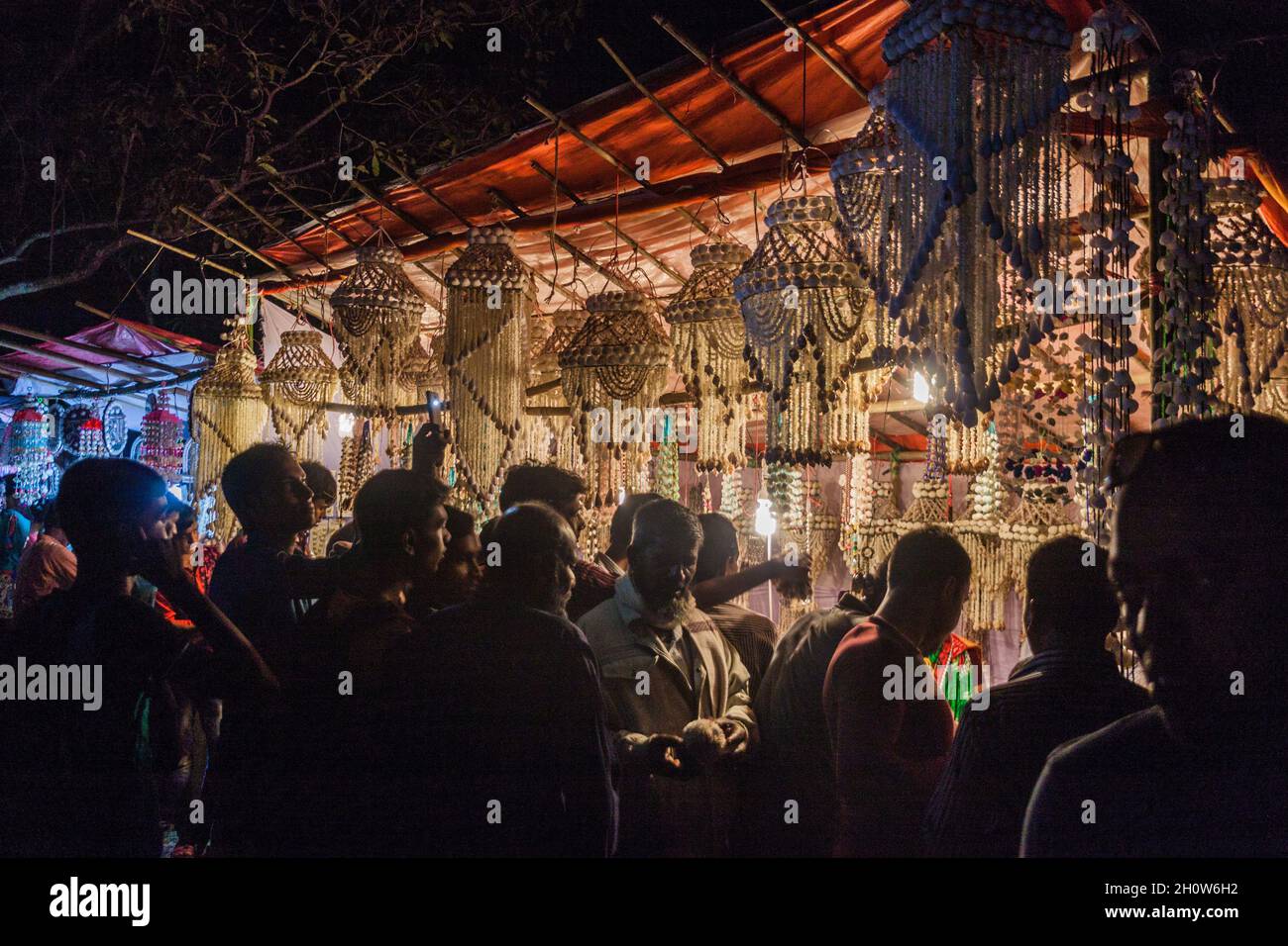 PASUR, BANGLADESH - 13 NOVEMBRE 2016: Stallo del mercato durante il festival di eruzione Mela a Dublar Char Dubla isola, Bangladesh. Foto Stock