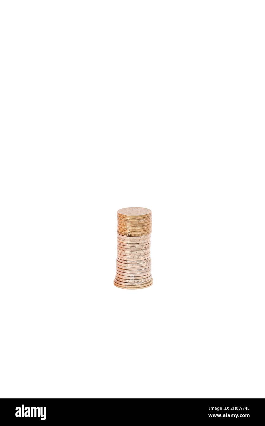 Pila di monete su sfondo bianco. Piccola torre di monete su sfondo bianco. Foto Stock
