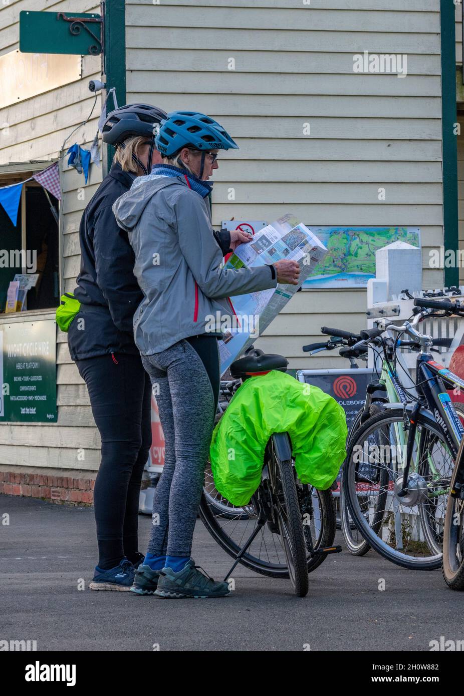 due ciclisti donne che leggono la mappa per trovare indicazioni su un giro in bicicletta sull'isola di wight uk. staycations, vacanze in bicicletta, ciclisti perduti, lettura mappa. Foto Stock