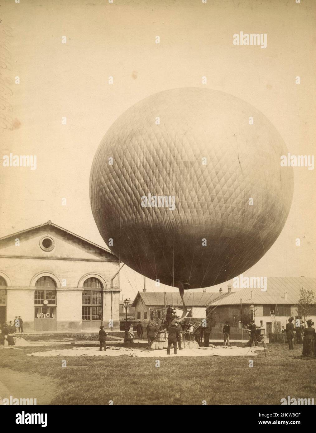 Gonfiaggio di un pallone prigioniero da parte degli aviatori francesi Gaston Tissandier (1843-1899) e suo fratello Albert (1839-1906) presso le opere di gas Villette a Parigi, Francia, circa 1885. Fotografia di Georges Balagny (1837 - 1919). Foto Stock