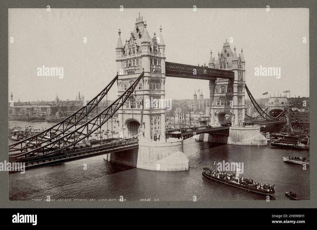 Giorno di apertura del Tower Bridge, Londra, Inghilterra, 30 giugno 1894. Fotografia di James Valentine (1815 - 1879) Foto Stock