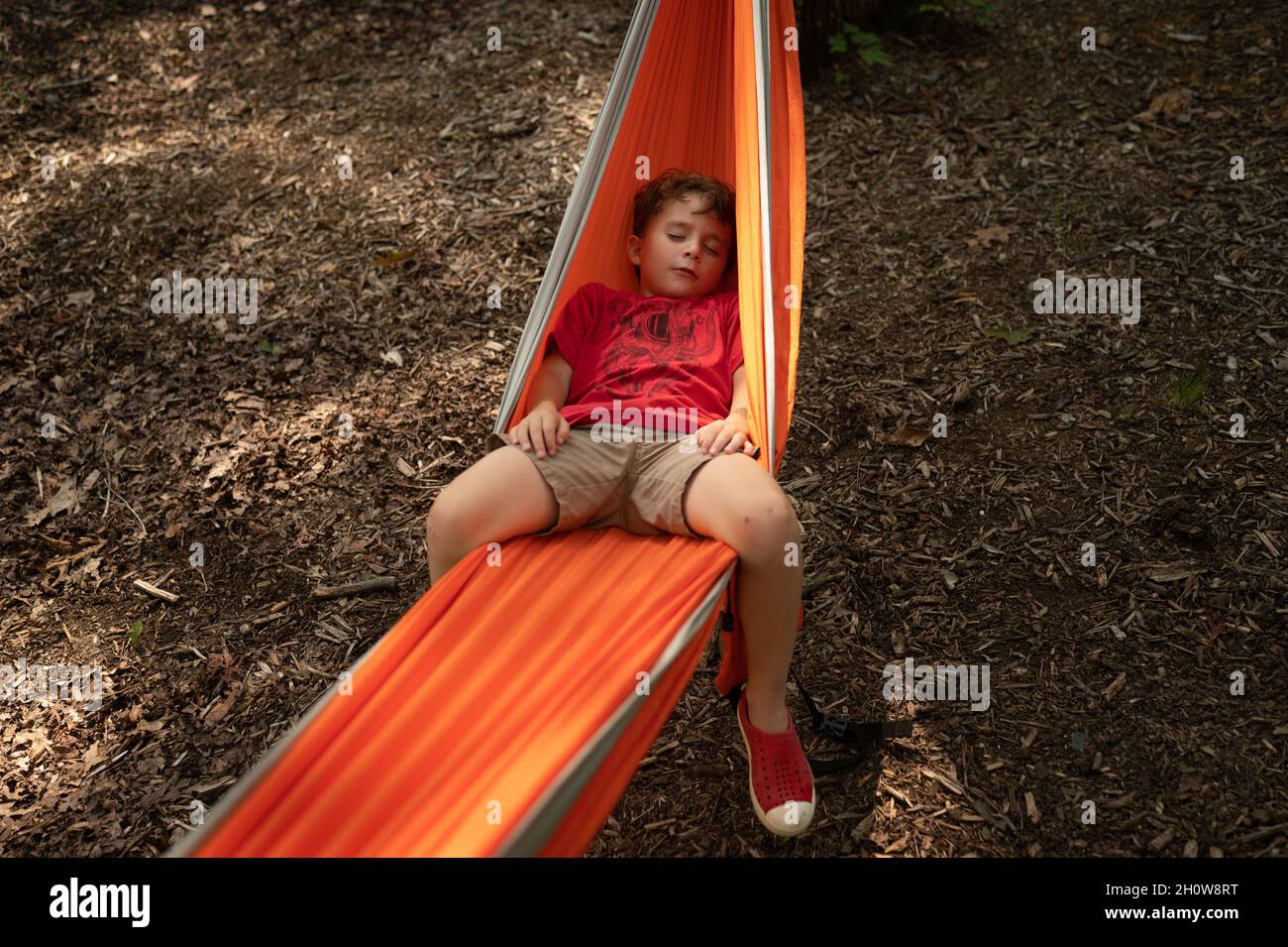 Ragazzo addormentato in un'amaca Foto Stock