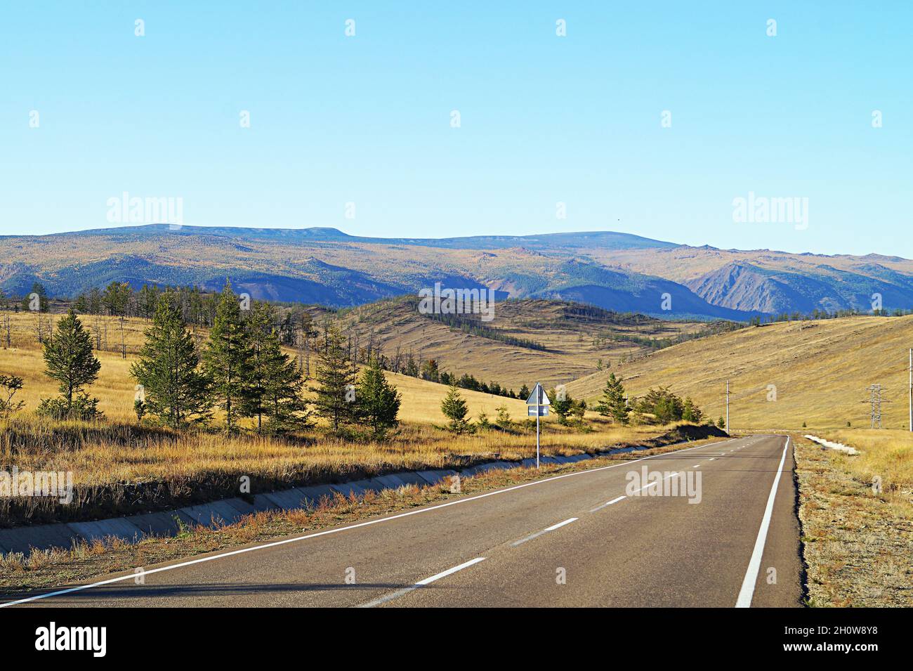 Strada autunnale nelle steppe Tazheran del Lago Baikal Foto Stock