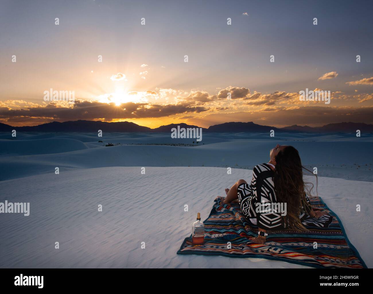Bohemian Girl relax al Tramonto in White Sands, New Mexico Foto Stock