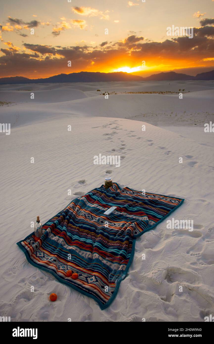 Coperta e picnic in White Sand Dunes al Tramonto nel nuovo Messico Foto Stock
