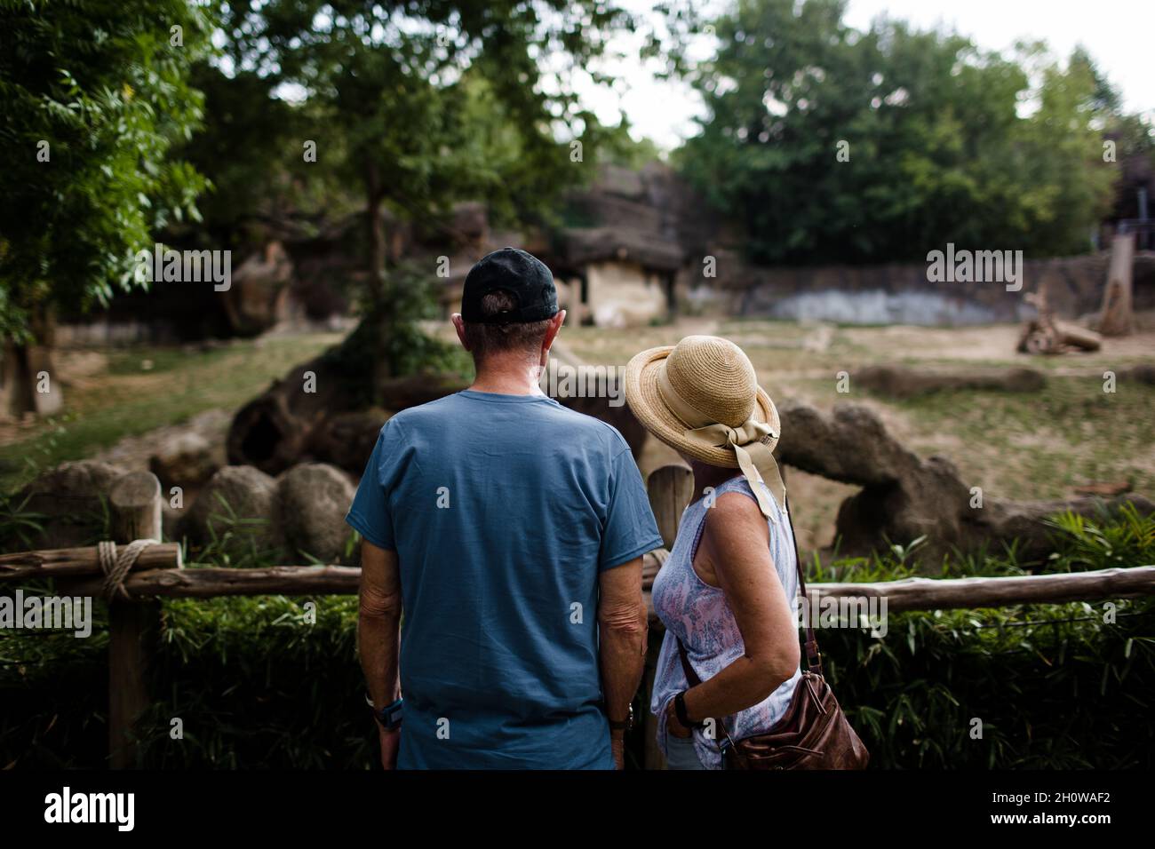 Uomo con demenza in piedi con moglie allo Zoo di Cincinnati Foto Stock