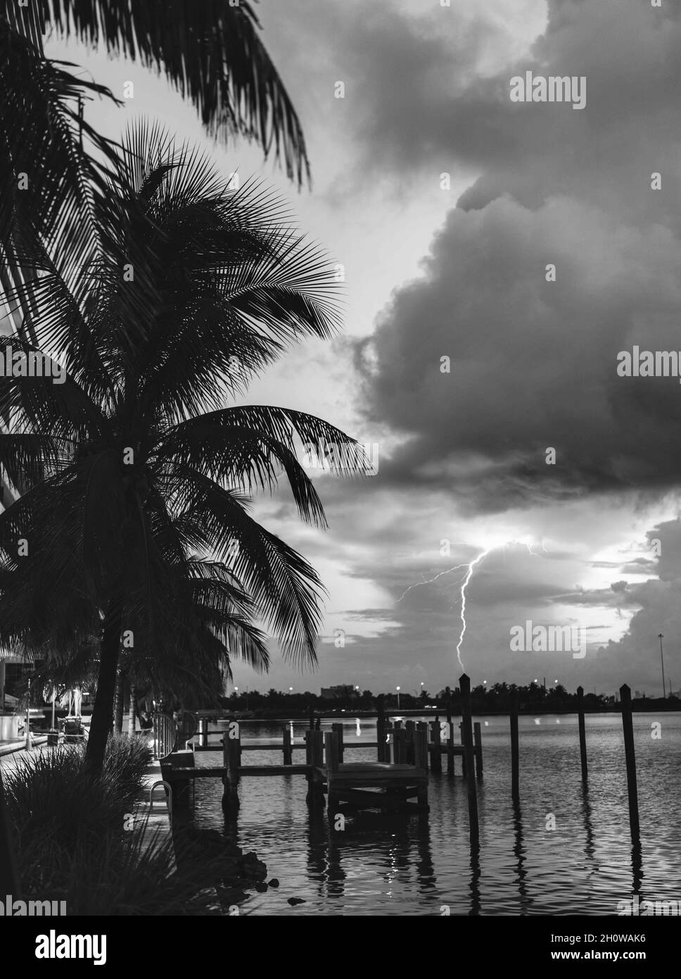 nuvole tropicale bianco e nero pioggia tuono tempesta di fulmini Foto Stock