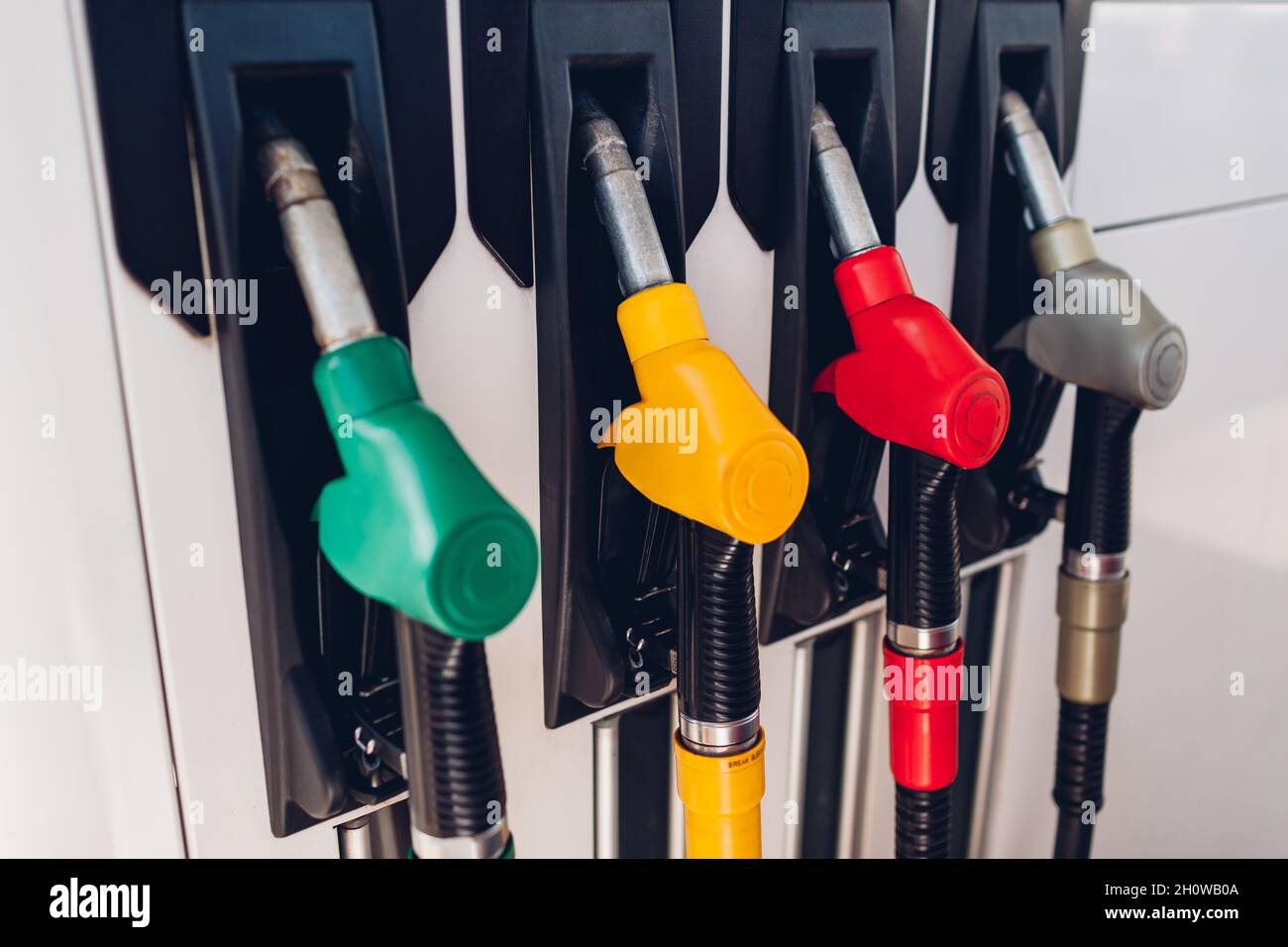 Pistole colorate sul distributore di benzina. Rifornimento di auto alla stazione di servizio. Primo piano. Prezzi elevati per il carburante Foto Stock