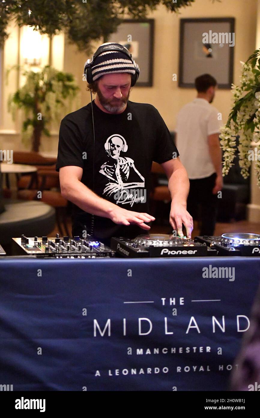 USO EDITORIALE SOLO Howard Donald DJ durante il rilancio del Midland, un Leonardo Royal Hotel, a Manchester, a seguito di un progetto di ristrutturazione di 14 milioni di sterline. Data foto: Giovedì 14 ottobre 2021. Foto Stock