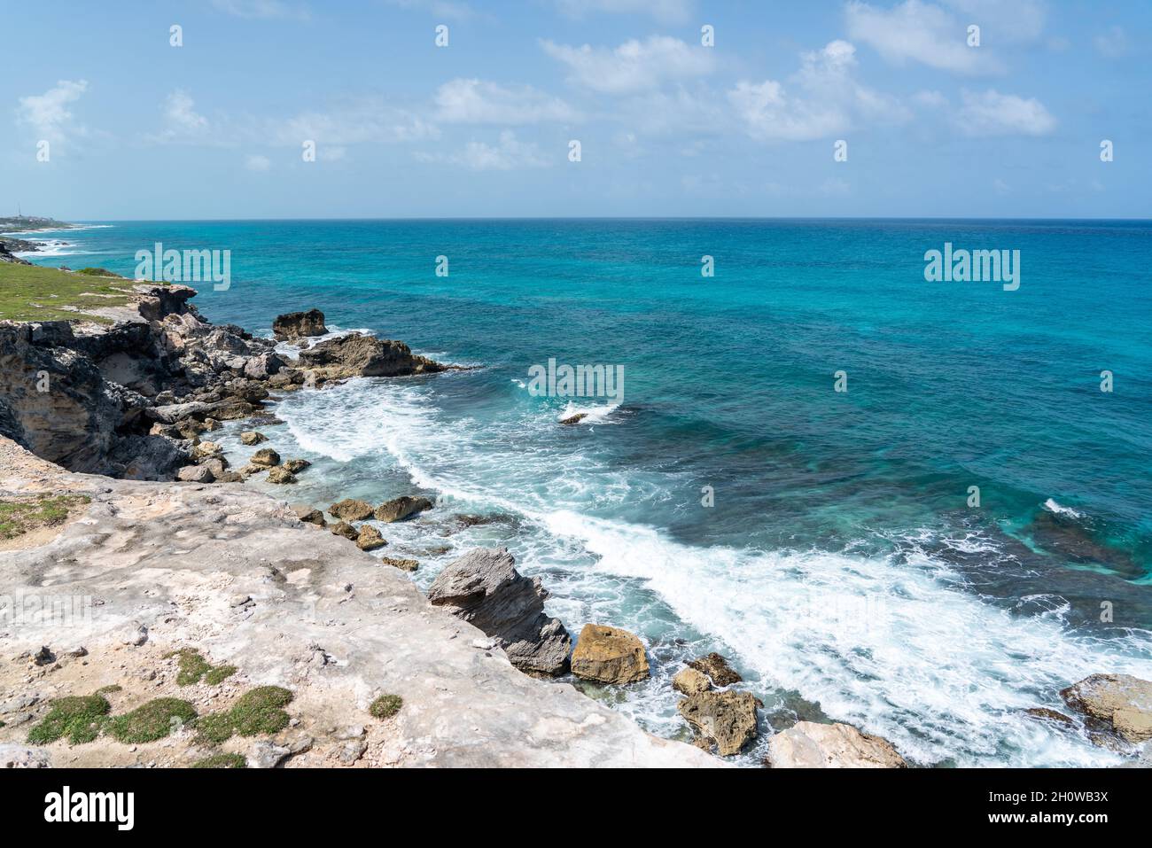 Punta sur - punto più a sud di Isla Mujeres, Messico. Spiaggia con rocce sul mare dei Caraibi Foto Stock