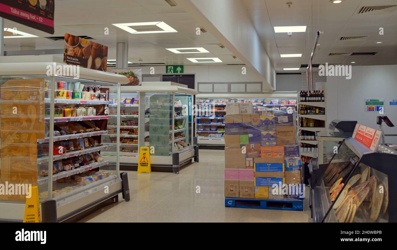 Glasgow, Scozia, Regno Unito 14 ottobre 2021. Scaffali di supermercato e fornitura ha visto scorte variabili a sainsburys stasera come sezioni diverse sono stati vuoti o traboccanti. Il negozio aveva un sacco di nuovo stock in fase di disimballaggio. Credit Gerard Ferry/Alamy Live News Foto Stock